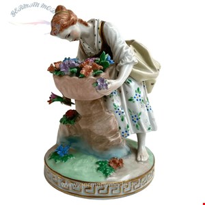 مجسمه دست ساز دکوری چینی درسدن آلمان Verschnörkelte Vintage Figur einer Dame mit Blumen Dresden Deutschland